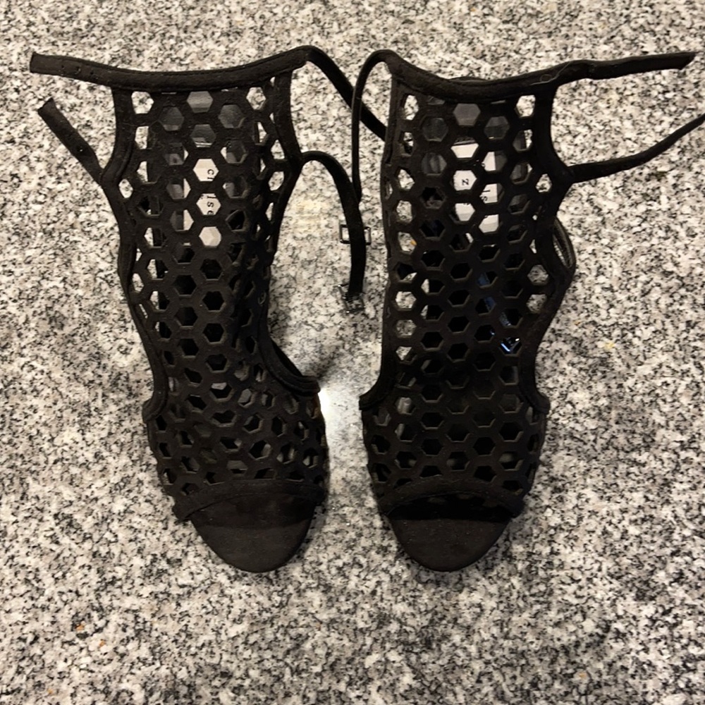 Elegant black sandals